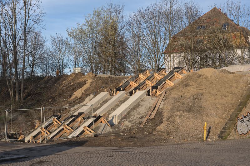 Foundation for a new staircase to be built for the »Parkbogen Ost« in Theodor-Neubauer-Straße: Concrete was poured into a wooden mould fille